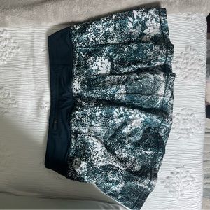 Lululemon skirt (size 6)